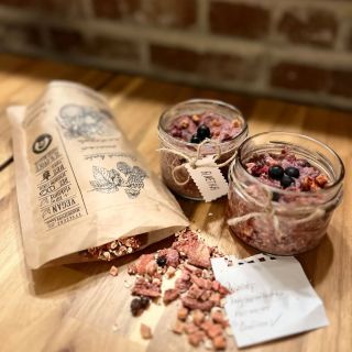 Svačina nemusí být jen o chlebu. Bezlepková kaše plná lyofilizovaného ovoce. Do skleničky jako skvělá svačina aneb : "RÁNO...